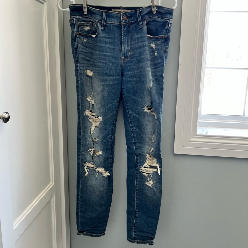 Abercrombie & Fitch, 27/4 Short Distressed Jeans